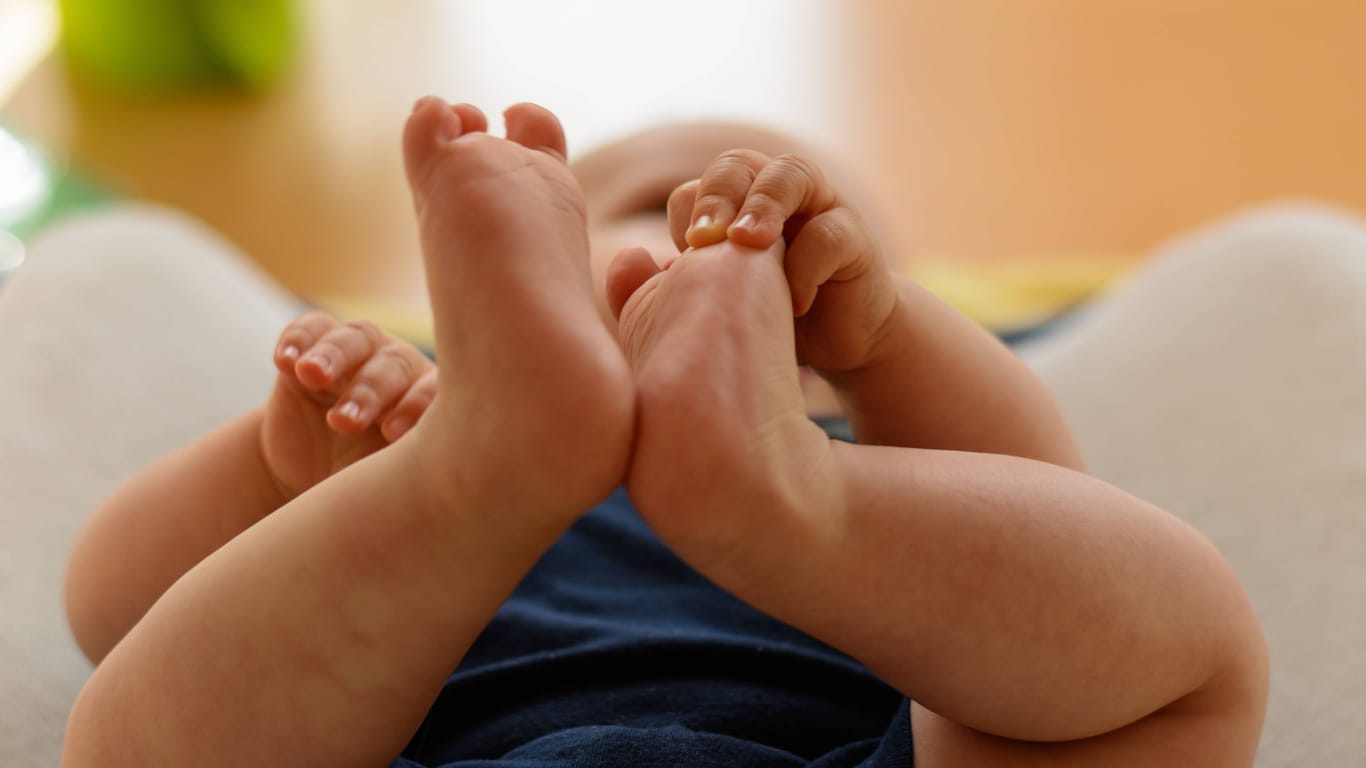 Ein Säugling spielt mit eigenen Füßen (Archivbild): Vielleicht eine Sophia oder ein Noah.