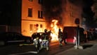 Ein Haus steht in Flammen (Symbolfoto): In der Nacht auf Sonntag ist in Lichtendorf ein Feuer ausgebrochen.