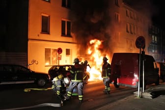 Ein Haus steht in Flammen (Symbolfoto): In der Nacht auf Sonntag ist in Lichtendorf ein Feuer ausgebrochen.