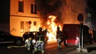 Feuer lodert in Harburg: Mehrere Fahrzeuge standen in Flammen.
