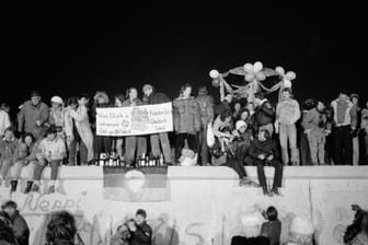 Menschen auf der Berliner Mauer an Silvester 1989.