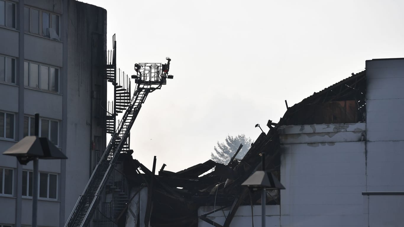 Blick auf die ausgebrannten Gebäudekomplexe in Lichterfelde. Am Freitag war es in einer Firma für Metalltechnik in Berlin-Lichterfelde zu einem Großbrand gekommen.