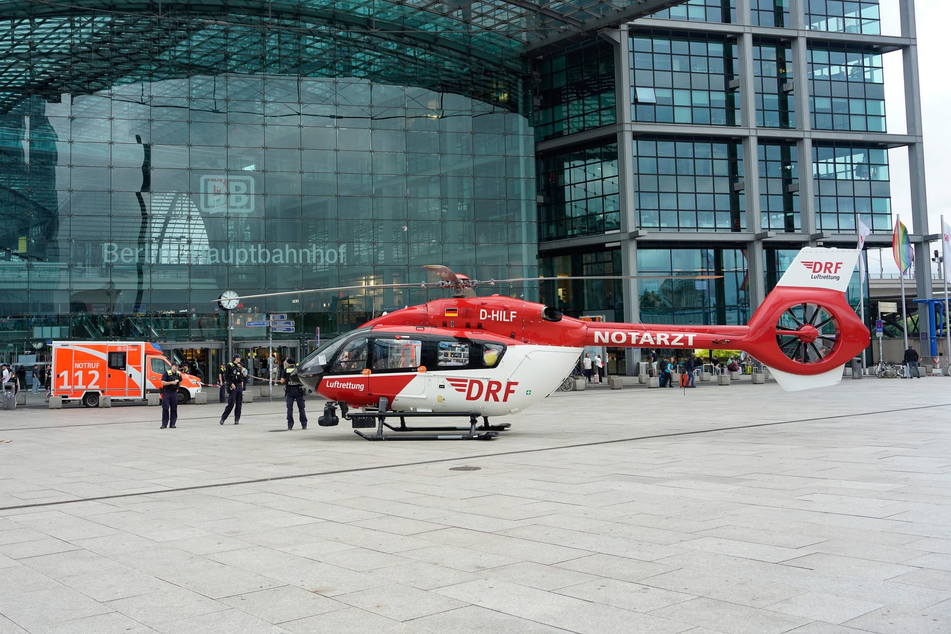 Hubschrauber am Berliner Hauptbahnhof: Eine Frau und ein Kind wurden hier von einem Zug erfasst.