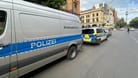 29.05.2024, Berlin: Fahrzeuge der Polizei stehen in der Oranienburger Straße am Straßenrand. Ein Mensch ist unter einen Zug am S-Bahnhof Oranienburger Straße in Berlin geraten und gestorben