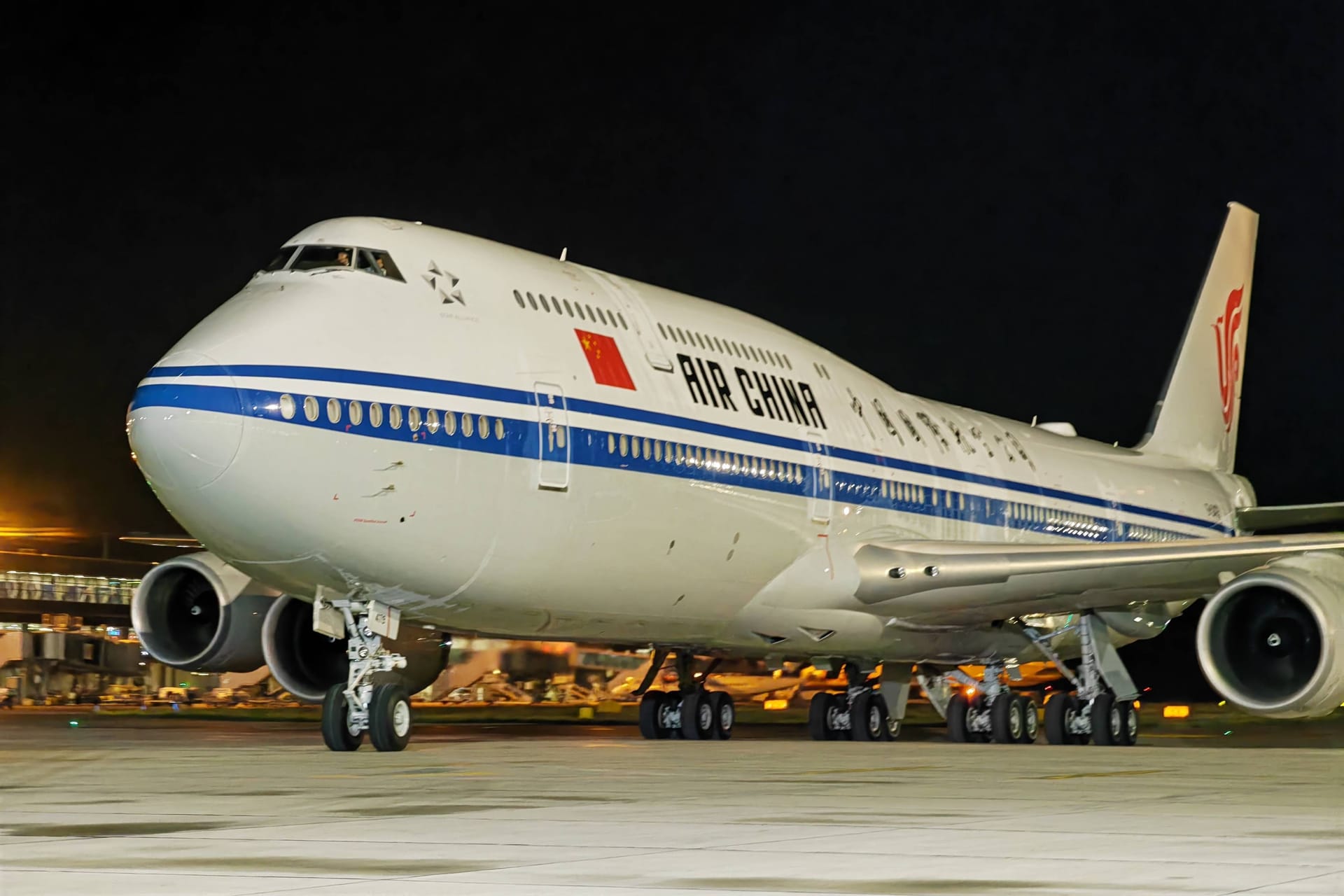 Der Regierungsjet von Chinas Präsident Xi Jinping landet in Belgrad.