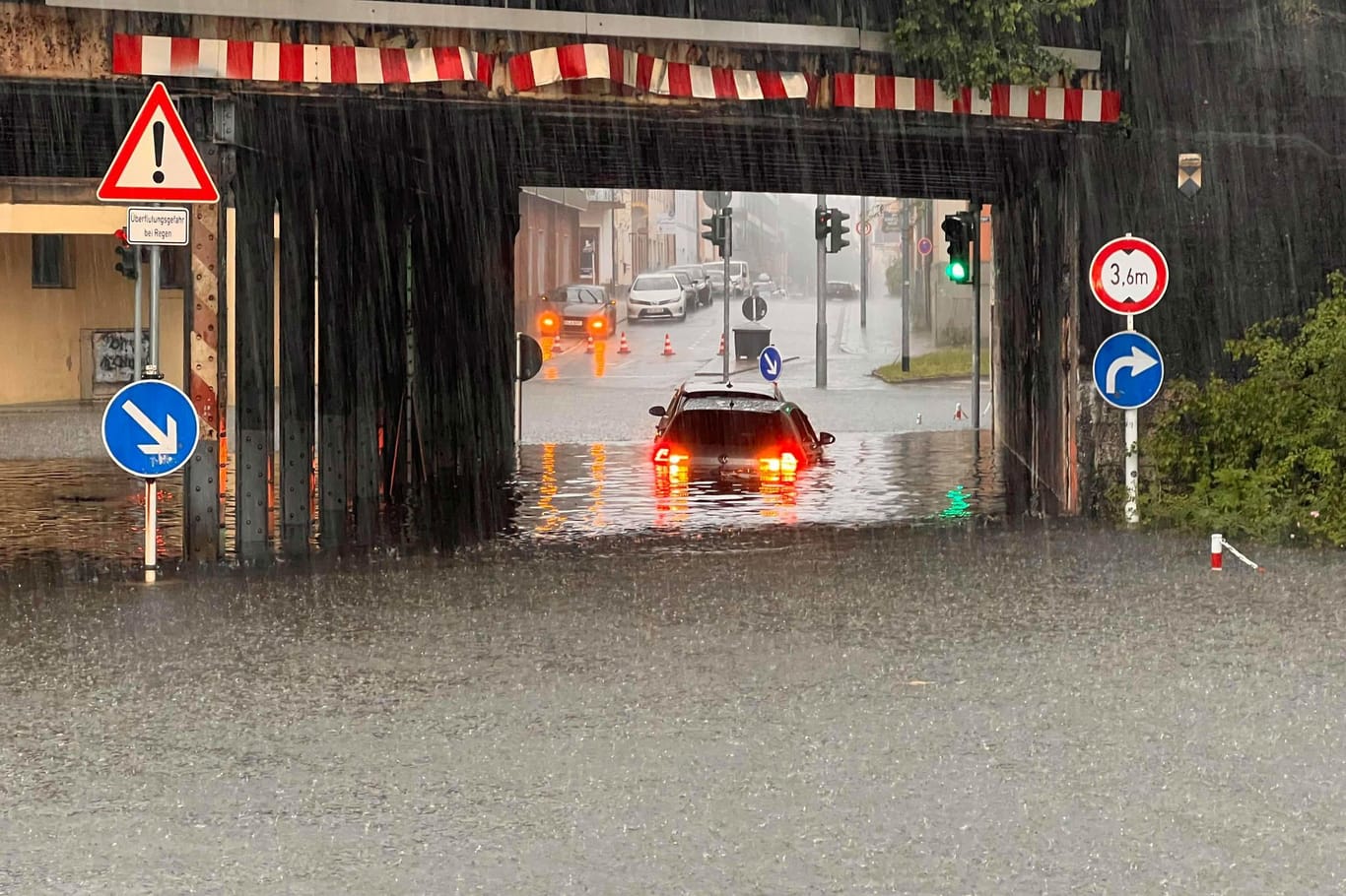 Ein Auto steht in einer überfluteten Unterführung. Starke Regenfälle haben in Oberfranken für vollgelaufene Keller und überflutete Straßen gesorgt.