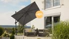 Bei Gartenmöbel.de erhalten Sie aktuell 15 Prozent Extra-Rabatt auf Gartenmöbel wie den Sonnenschirm von Schneider.