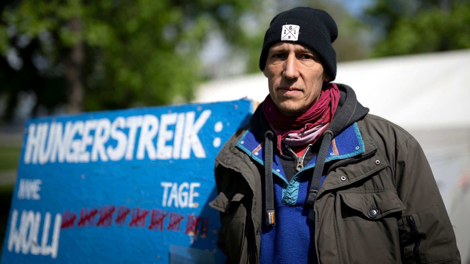 Wolfgang Metzeler-Kick, Hungerstreik Klima DEU, Deutschland, Germany, Berlin, 17.04.2024 Portrait vom Umweltaktivisten Wolfgang Metzeler-Kick genannt Wolli beim Protest mit einem Hungerstreik fuer Klimagerechtigkeit waehrend einer Protestaktion vor einem Zelt unter dem Motto Hungern bis ihr ehrlich seid im Regierungsviertel in Berlin Deutschland . Wolfgang Metzeler-Kick 49 ist seit dem 7. Maerz 2024 im Hungerstreik und Richard Cluse 57seit dem 25. Maerz. Sie fordern vom Bundeskanzler einer Regierungserklaerung zu die Probleme des Klimawandels sowie einen Wandel in die Klimapolitik