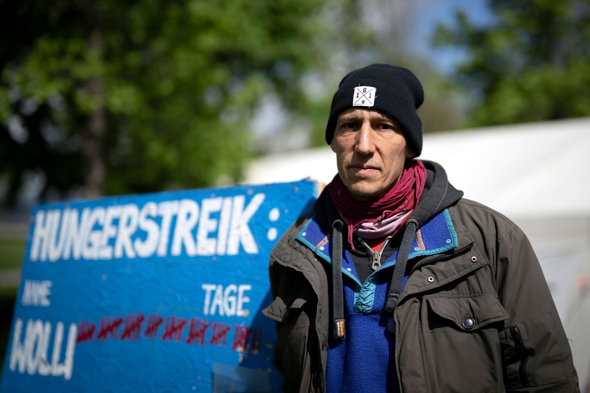 Wolfgang Metzeler-Kick, Hungerstreik Klima DEU, Deutschland, Germany, Berlin, 17.04.2024 Portrait vom Umweltaktivisten Wolfgang Metzeler-Kick genannt Wolli beim Protest mit einem Hungerstreik fuer Klimagerechtigkeit waehrend einer Protestaktion vor einem Zelt unter dem Motto Hungern bis ihr ehrlich seid im Regierungsviertel in Berlin Deutschland . Wolfgang Metzeler-Kick 49 ist seit dem 7. Maerz 2024 im Hungerstreik und Richard Cluse 57seit dem 25. Maerz. Sie fordern vom Bundeskanzler einer Regierungserklaerung zu die Probleme des Klimawandels sowie einen Wandel in die Klimapolitik