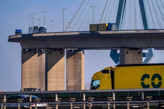 Die Köhlbrandbrücke im Hamburger Hafen (Archivbild): Wegen Reparaturarbeiten ist das Bauwerk noch bis Montag gesperrt.