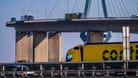 Die Köhlbrandbrücke im Hamburger Hafen (Archivbild): Wegen Reparaturarbeiten ist das Bauwerk noch bis Montag gesperrt.