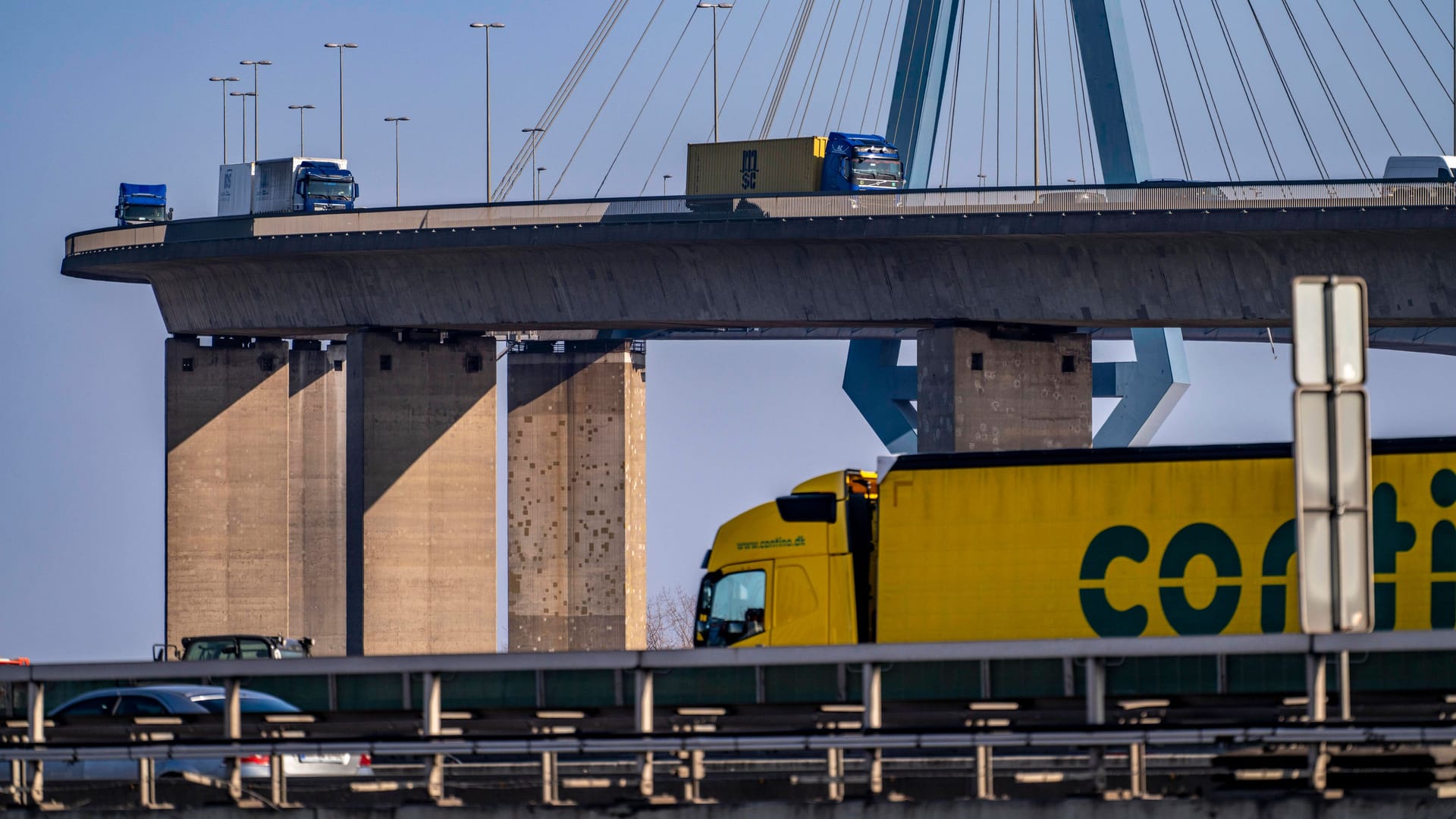 Die Köhlbrandbrücke im Hamburger Hafen (Archivbild): Wegen Reparaturarbeiten ist das Bauwerk noch bis Montag gesperrt. Die Köhlbrandbrücke im Hamburger Hafen (Archivbild): Wegen Reparaturarbeiten ist das Bauwerk noch bis Montag gesperrt.