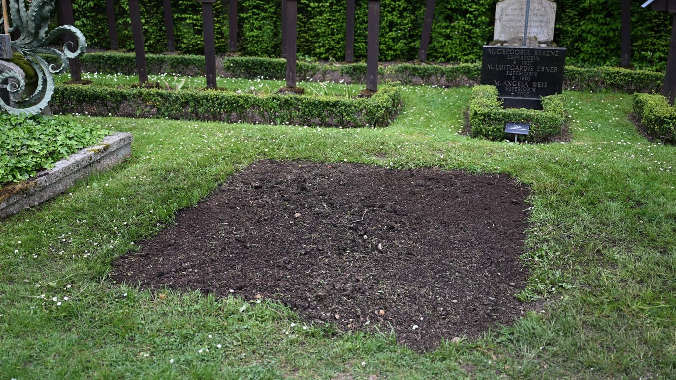 Die Grabstätte des früheren Bundestagspräsidenten und Bundesminister Wolfgang Schäuble auf dem Friedhof nach der Schändung. Das Holzkreuz fehlt. Das 1,20 Meter tiefe Loch ist wieder zugeschüttet worden.