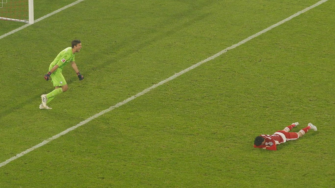 Takashi Uchino am Boden: Er verschoss den letzten Elfmeter für Düsseldorf.