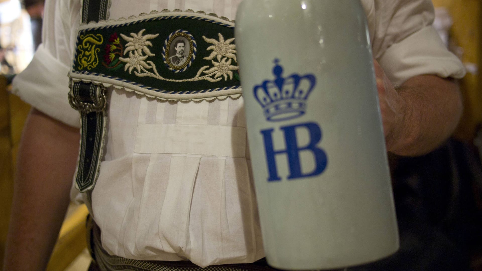 Ein Mann hält einen Maßkrug aus dem Hofbräuhaus in der Hand (Archivbild): Als Entschuldigung schickte der Dieb 50 Dollar mit.