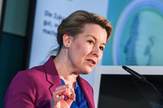Wirtschaftssenatorin Franziska Giffey (SPD) (Archivfoto): Der Staatsschutz hat Ermittlungen nach einem Angriff auf die Politikerin aufgenommen.