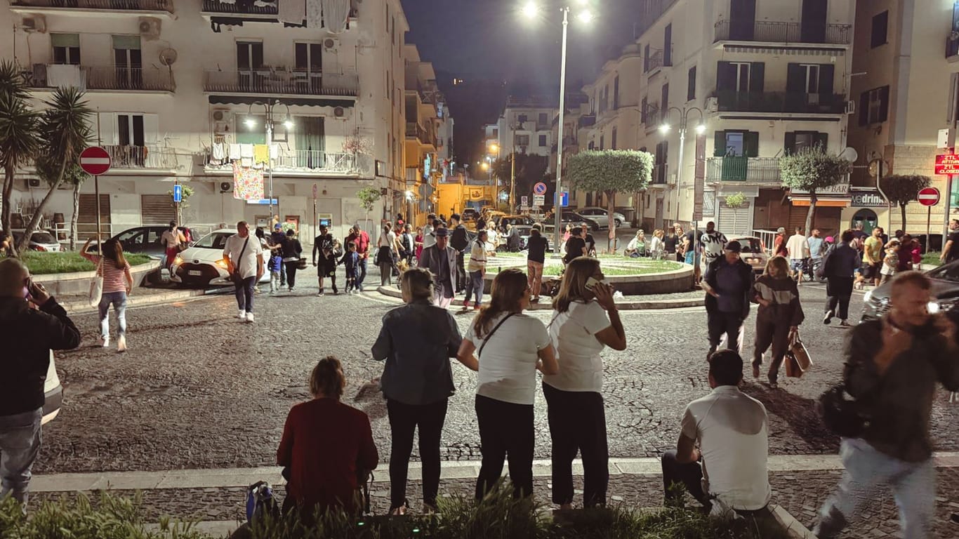 Neapel: Menschen stehen am Montagabend auf der Straße in Angst nach dem Erdbeben, das sein Epizentrum in den Phlegräischen Feldern hatte.