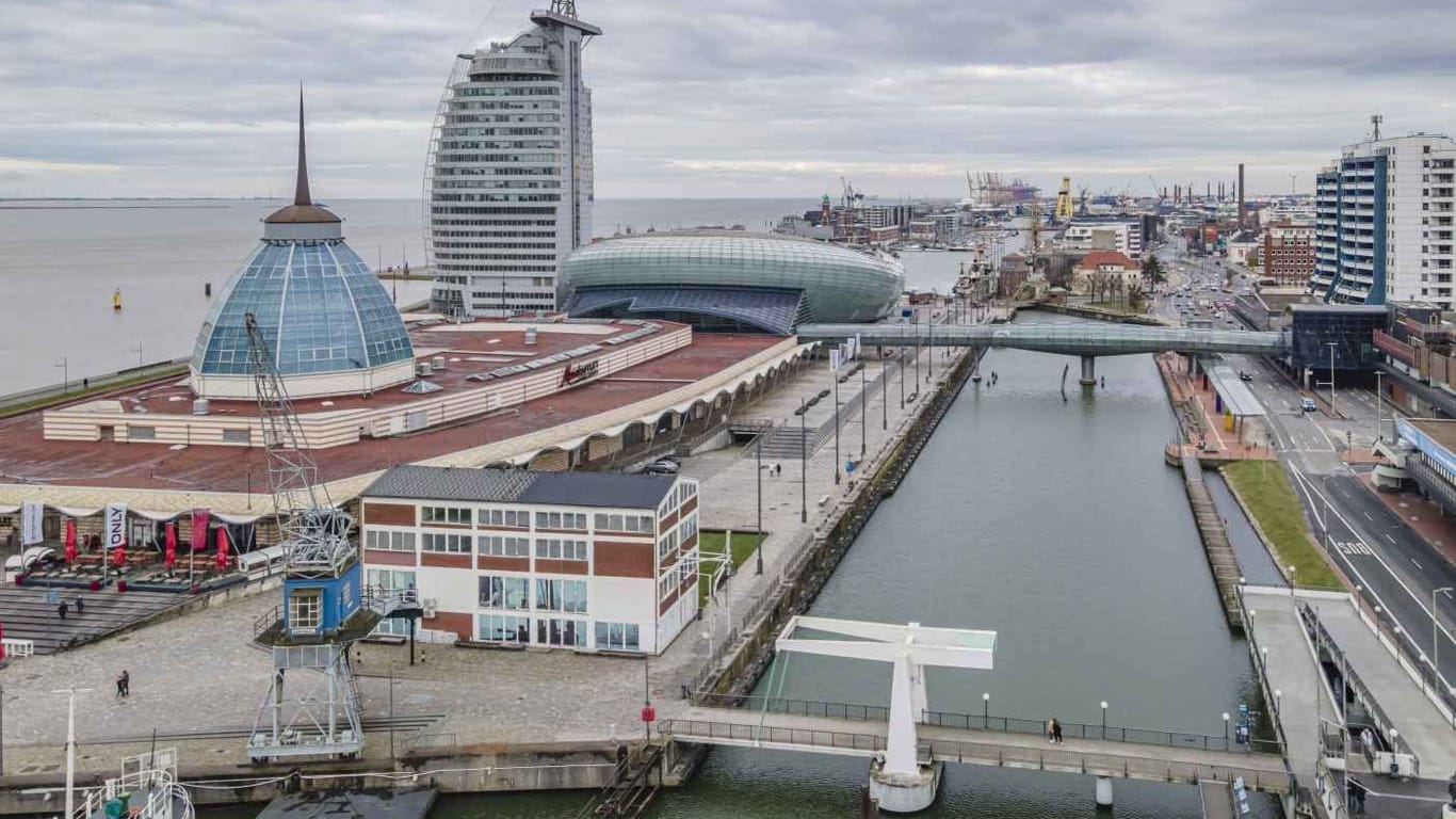 Blick auf das Areal des Alten Hafen in Bremerhaven: Das vordere ehemalige Koggenbräu-Gebäude wird nun abgerissen.