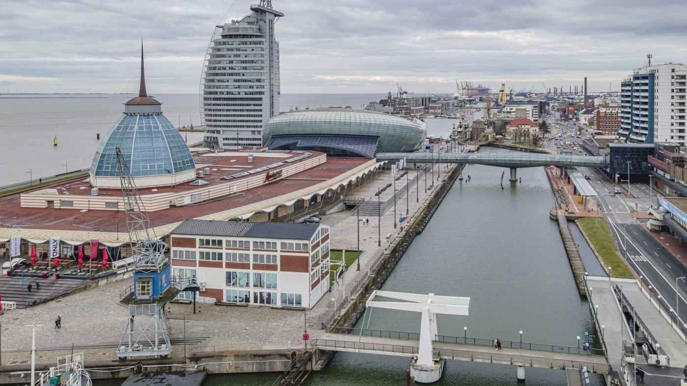 Blick auf das Areal des Alten Hafen in Bremerhaven: Das vordere ehemalige Koggenbräu-Gebäude wird nun abgerissen.