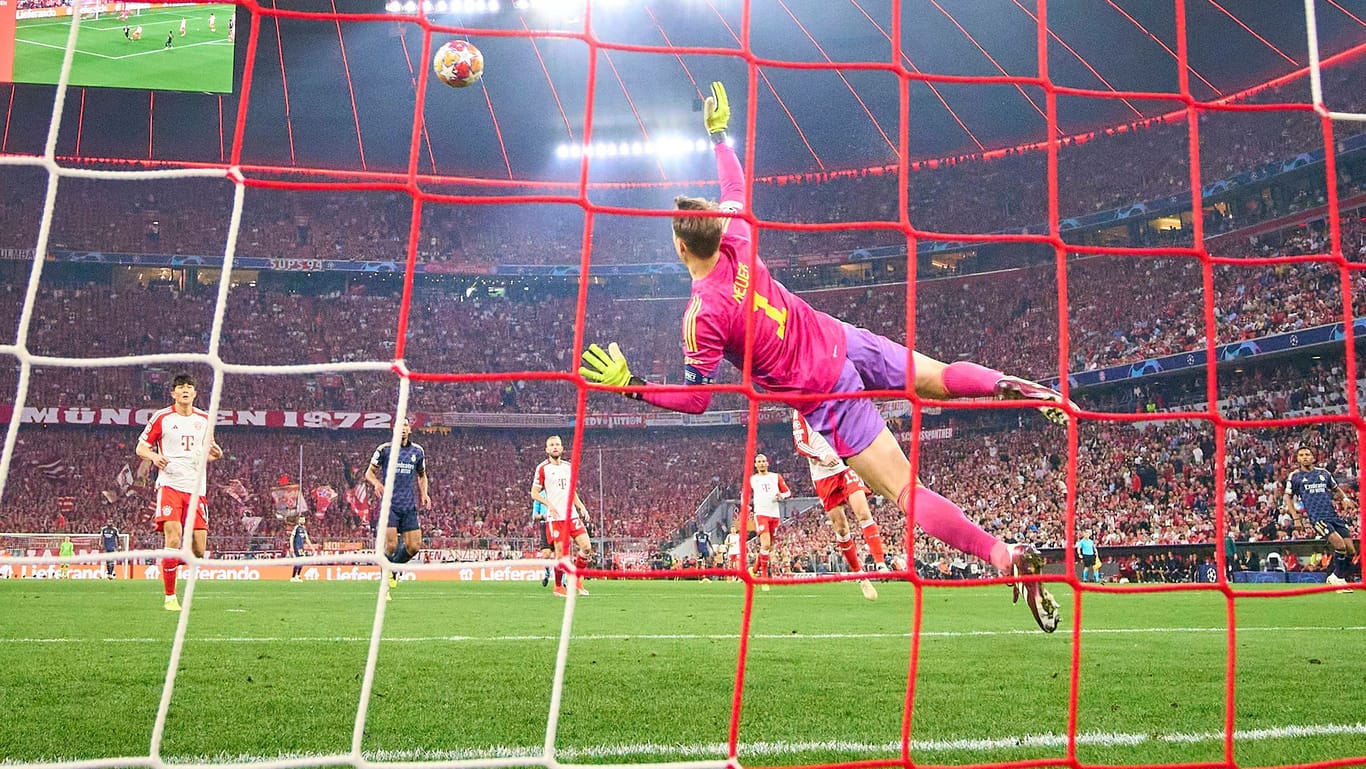 So kennt man ihn: Manuel Neuer pariert einen Ball durch die Luft.