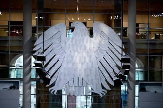 Bundesadler im Plenarsaal des Deutschen Bundestags: Änderungen des Grundgesetzes unterliegen Hürden.