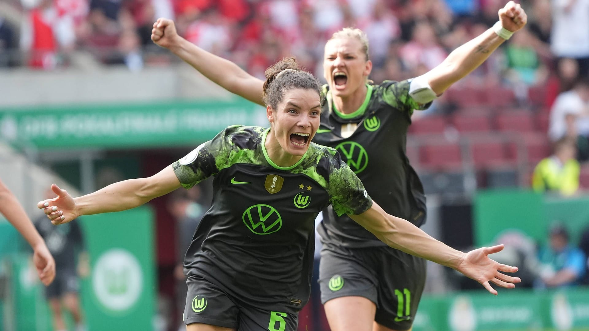 Dominique Janssen (vorne) und Alexandra Popp jubeln: Der VfL Wolfsburg ist zum zehnten Mal DFB-Pokalsieger.