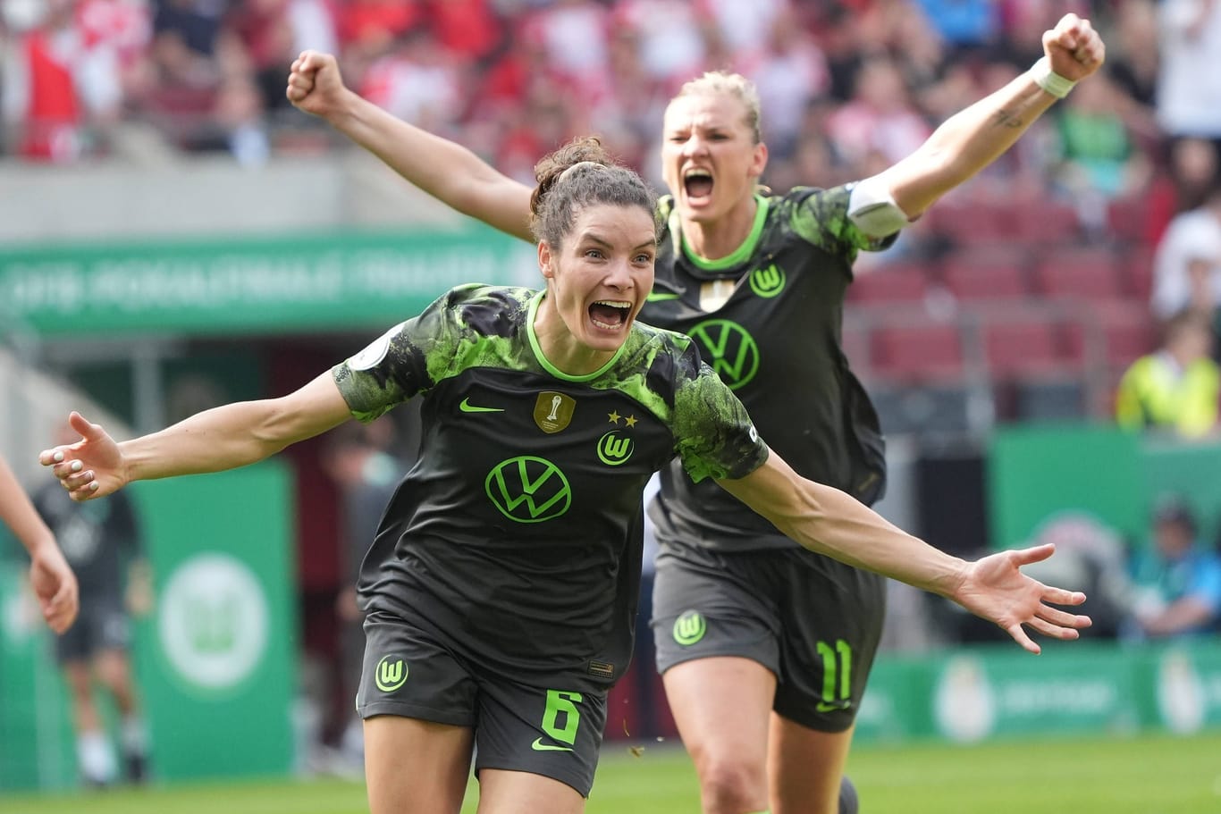 Dominique Janssen (vorne) und Alexandra Popp jubeln: Der VfL Wolfsburg ist zum zehnten Mal DFB-Pokalsieger.