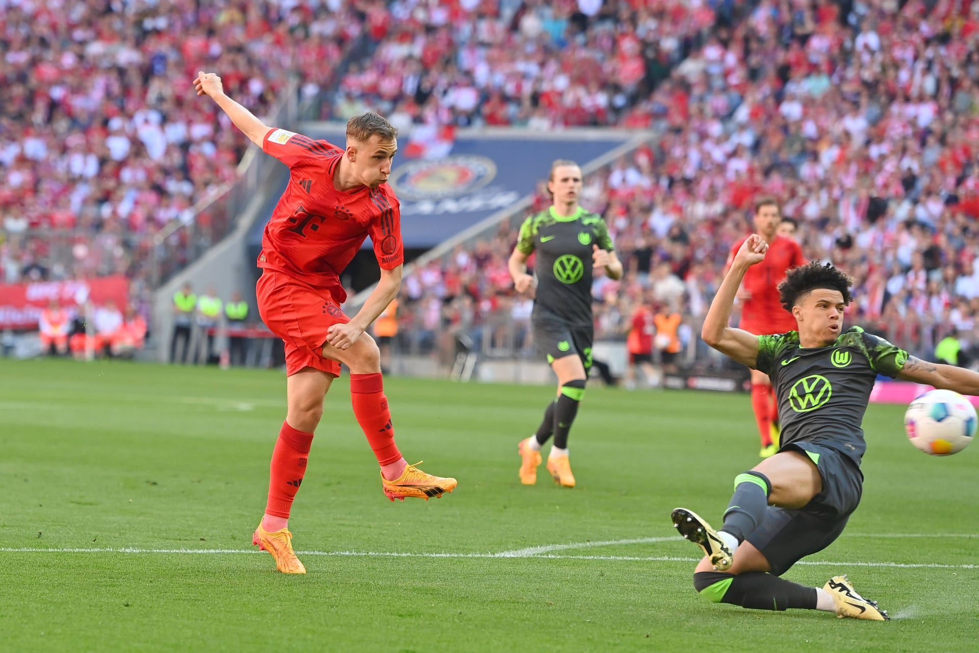 Lovro Zvonarek: Das erste Profitor des 18-Jährige ist unterwegs. Der Mittelfeldspieler erzielt das 1:0 für den FC Bayern gegen Wolfsburg.