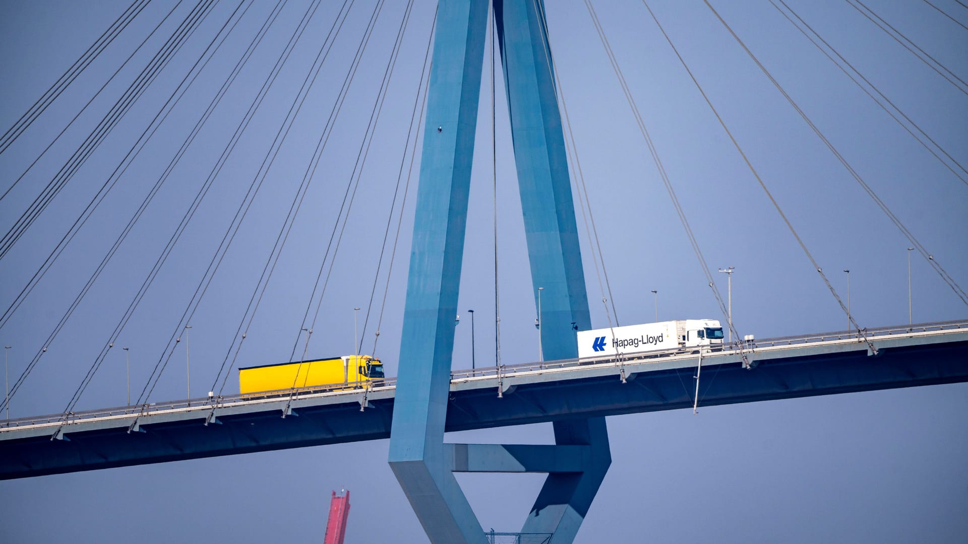 Die Köhlbrandbrücke im Hamburger Hafen (Archivfoto): Hier geht am Wochenende nichts mehr.