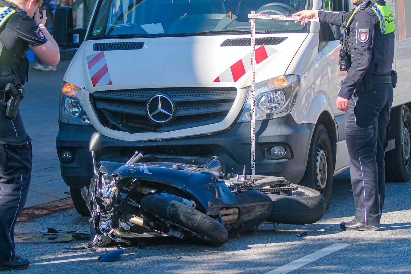 Zerstörtes Motorrad liegt vor Kleinlaster: In Wandsbek hat sich ein schwerer Unfall ereignet.