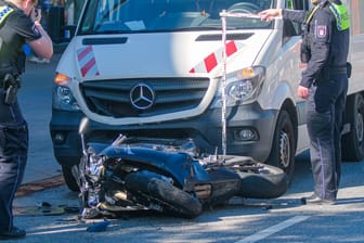 Zerstörtes Motorrad liegt vor Kleinlaster: In Wandsbek hat sich ein schwerer Unfall ereignet.