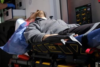 Mann im Hungerstreik wird am 15. Mai2024 in Berlin in ein Krankenhaus eingeliefert