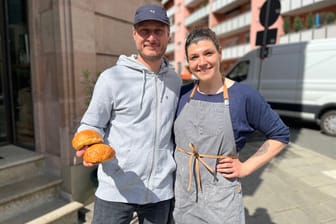 Natalie Sanseverino und Sebastian Stock vor der Coworking-Küche in St. Johannis: Hier verkaufen sie am Freitag ihre Sandwiches.