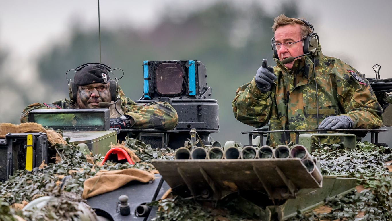 Bundesverteidigungsminister Boris Pistorius in einem Kampfpanzer der Bundeswehr: Volle Konfrontation mit dem Kanzler.