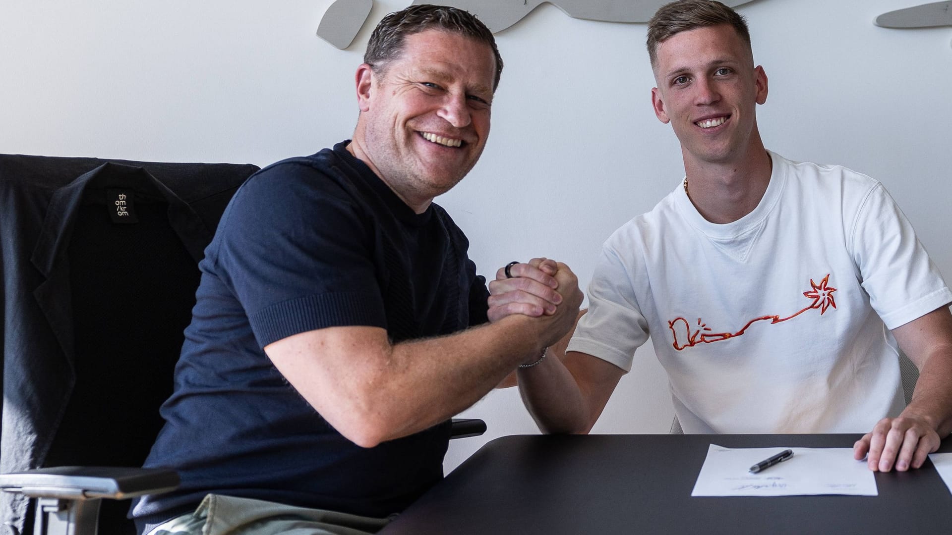 Max Eberl (l.) und Dani Olmo im Sommer 2023 bei der Vertragsverlängerung des Spaniers.