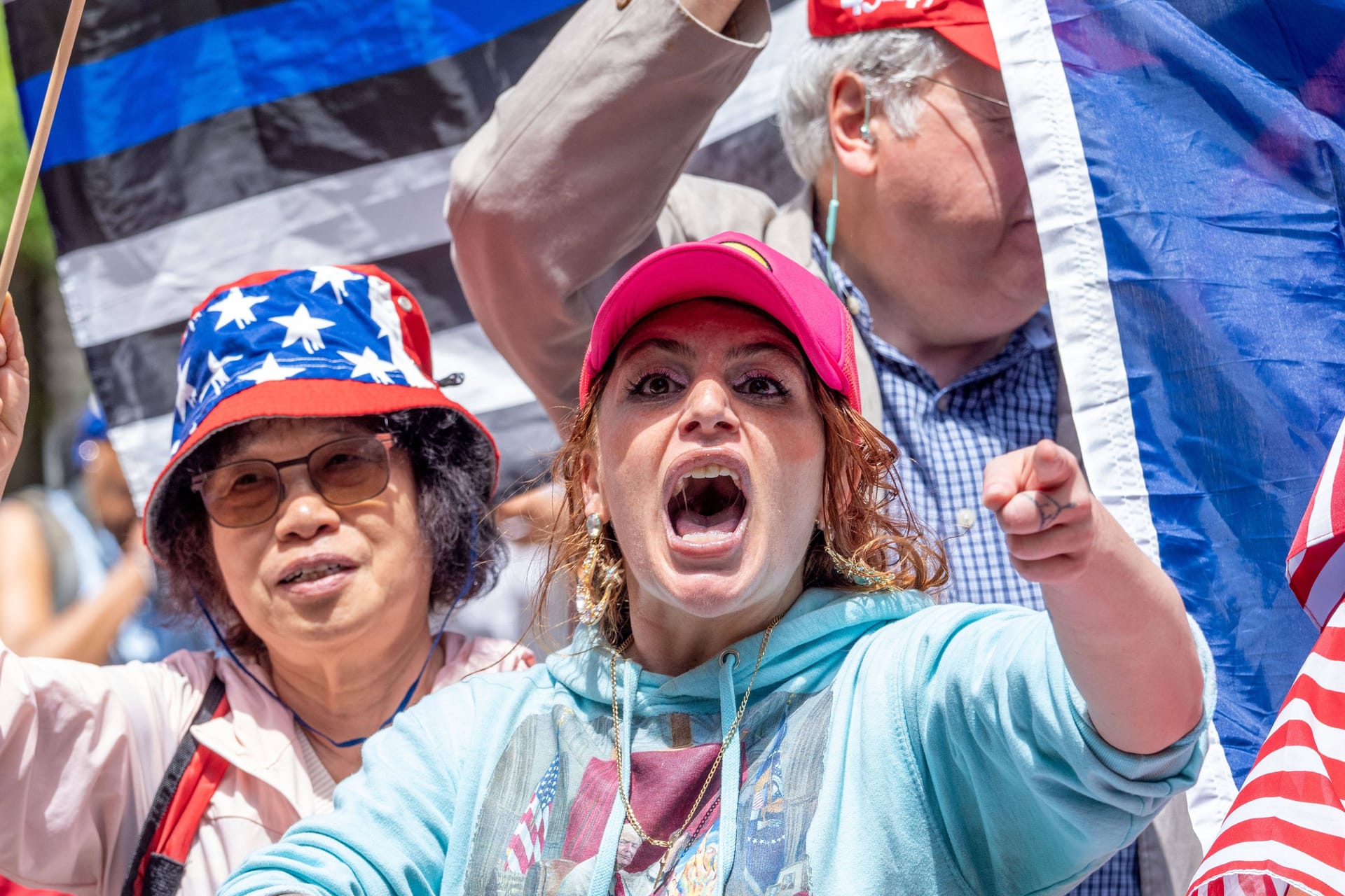 Aufgebrachte Trump-Anhänger beschimpfen die Gegner des Ex-Präsidenten vor dem Gericht in New York.