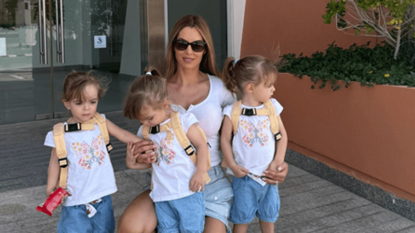 Anna-Maria Ferchichi posiert mit ihren Kindern Leonora, Naima und Amaya vor einer Kita in Dubai.