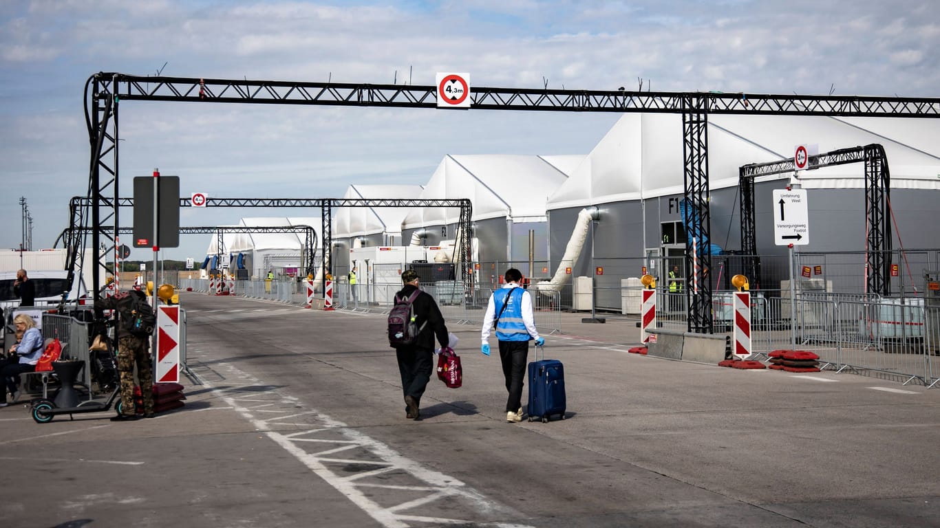 Das Ankunftszentrum für Flüchtlinge im ehemaligen Flughafen Tegel: Linke, Grüne und Hilfsorganisationen fordern die Schließung der Massenunterkunft.