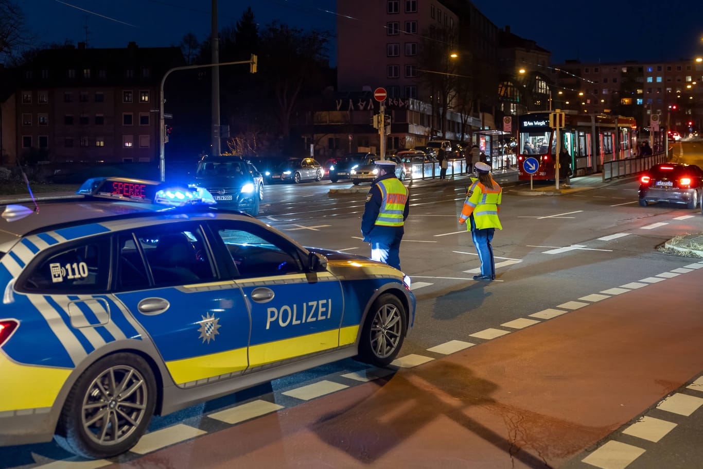Polizeieinsatz in Nürnberg (Symbolfoto): Am Freitagmorgen wurde dort ein Exhibtionist festgenommen.