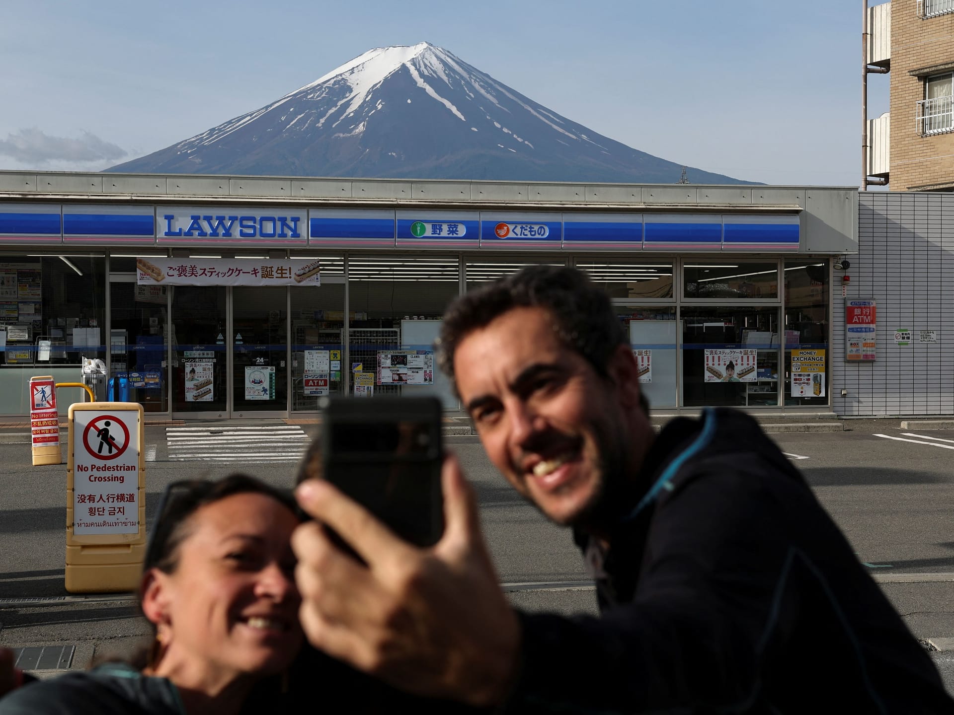 Vorne der typisch japanische Supermarkt, hinten der Mount Fuji: Für dieses Motiv kamen unzählige Menschen nach Fujikawaguchiko.