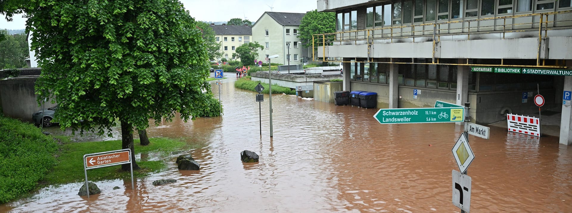 In der saarländischen Stadt Lebach ist die Theel über die Ufer gestiegen ist. Die Umgebung des Rathauses steht unter Wasser.