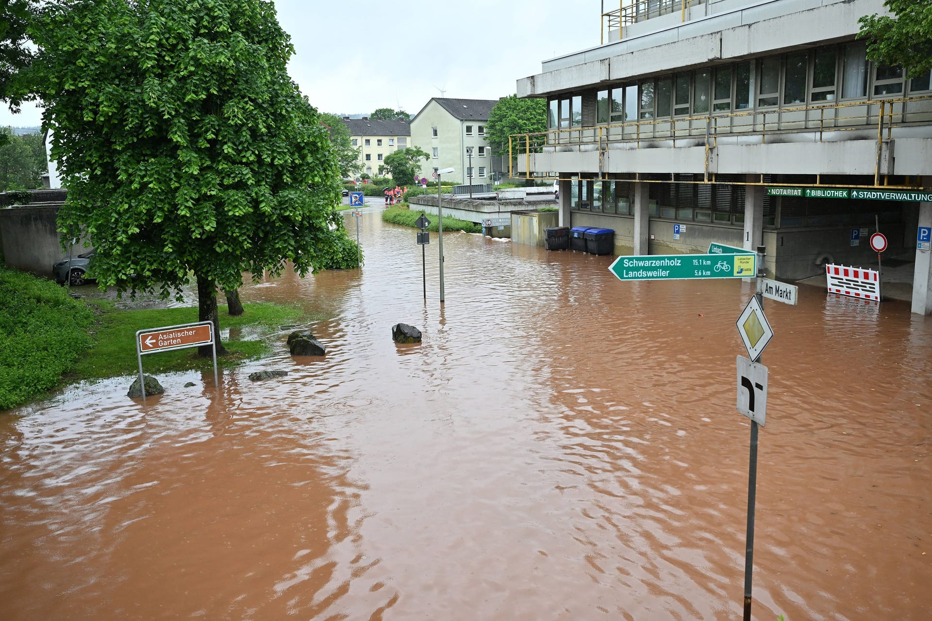 In der saarländischen Stadt Lebach ist die Theel über die Ufer gestiegen ist. Die Umgebung des Rathauses steht unter Wasser.