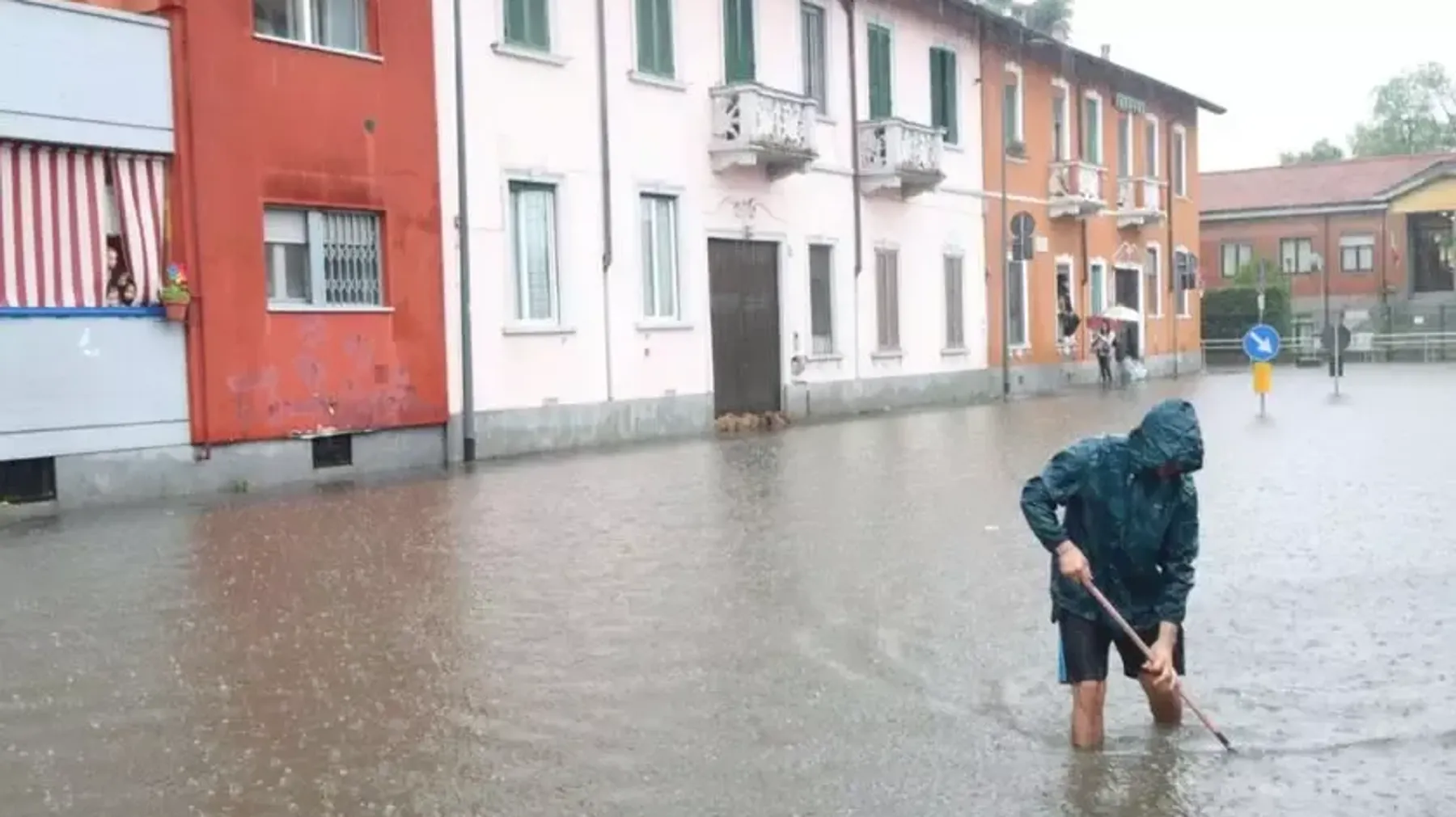 Italia: forti piogge e allagamenti – traffico compromesso