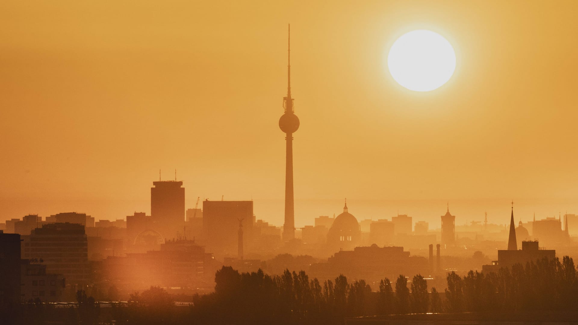 Aufgehende Sonne über Berlin: Die Zahl der Hitzetoten in der Stadt hat im vergangenen Jahr leicht zugenommen.