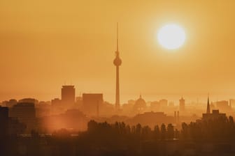 Aufgehende Sonne über Berlin: Die Zahl der Hitzetoten in der Stadt hat im vergangenen Jahr leicht zugenommen.