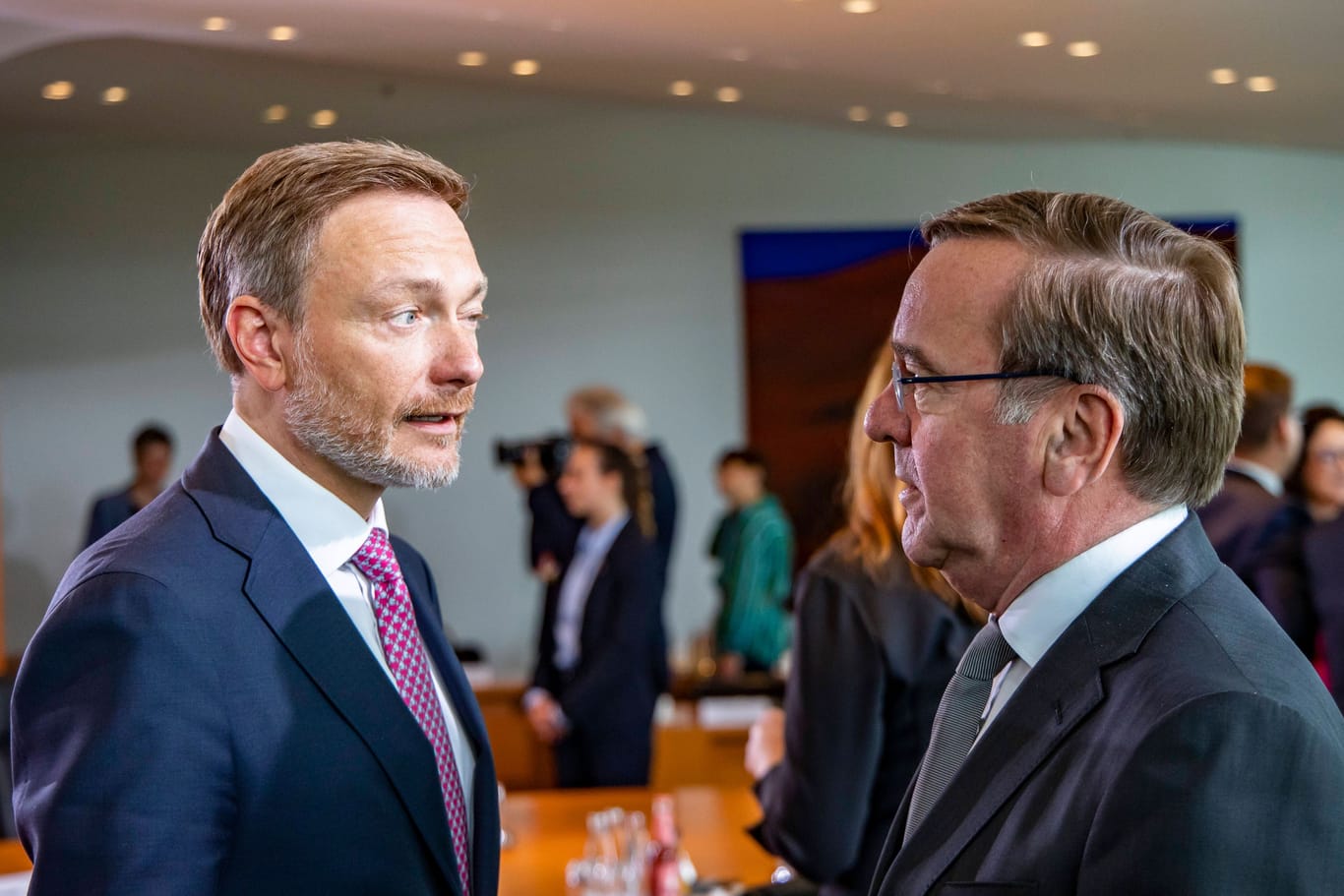 Kabinettskollegen Lindner (l.) und Pistorius (r.): Kann sich der Verteidigungsminister diesmal gegen den FDP-Mann durchsetzen?