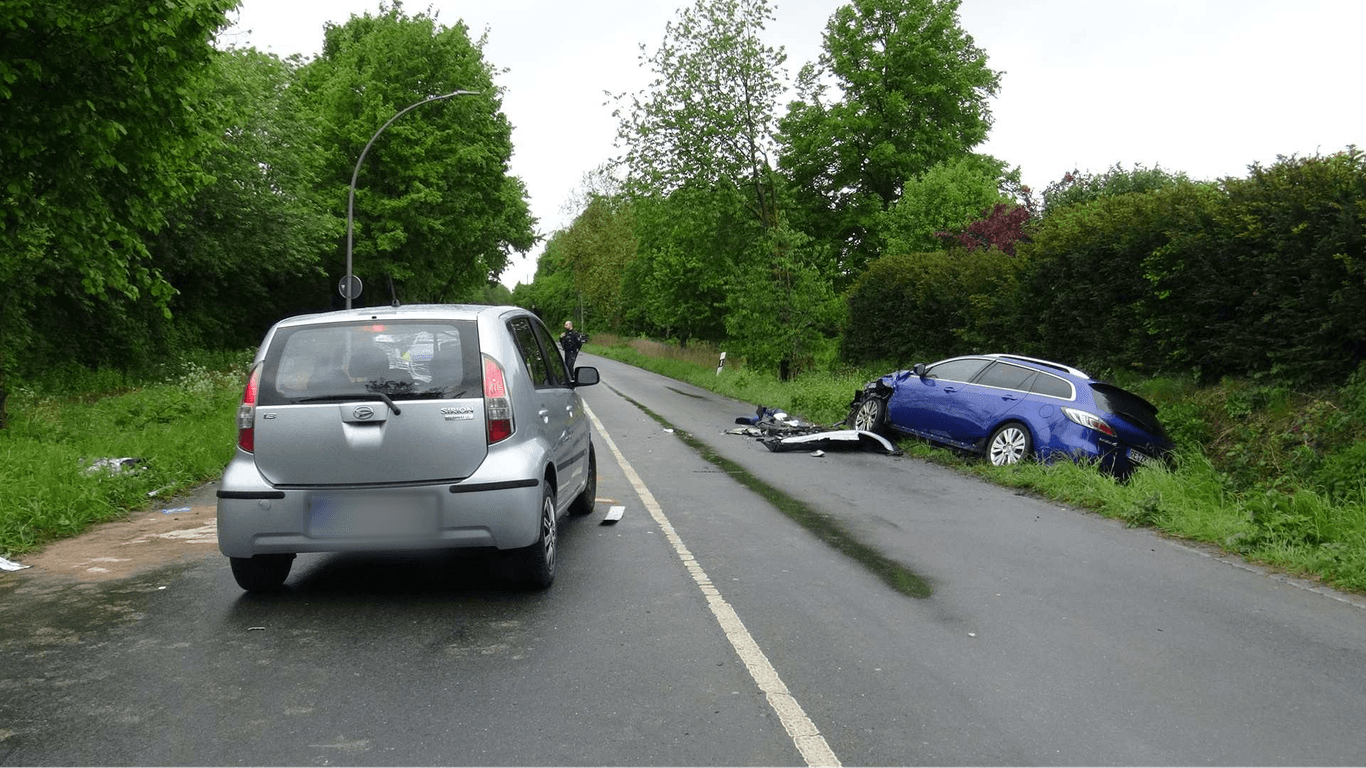 Ein Pkw im Graben an der Dortmunder Straße: Ein Mann schwebt nach einem schweren Unfall in Lebensgefahr.