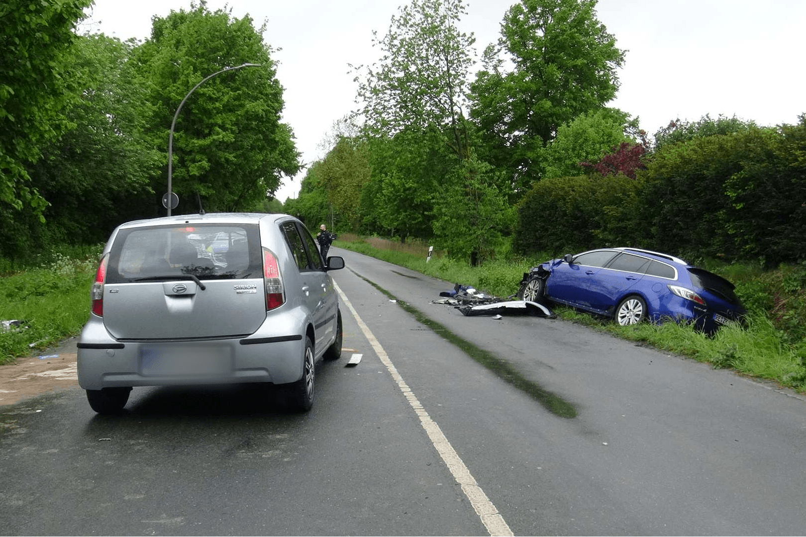 Ein Pkw im Graben an der Dortmunder Straße: Ein Mann schwebt nach einem schweren Unfall in Lebensgefahr.