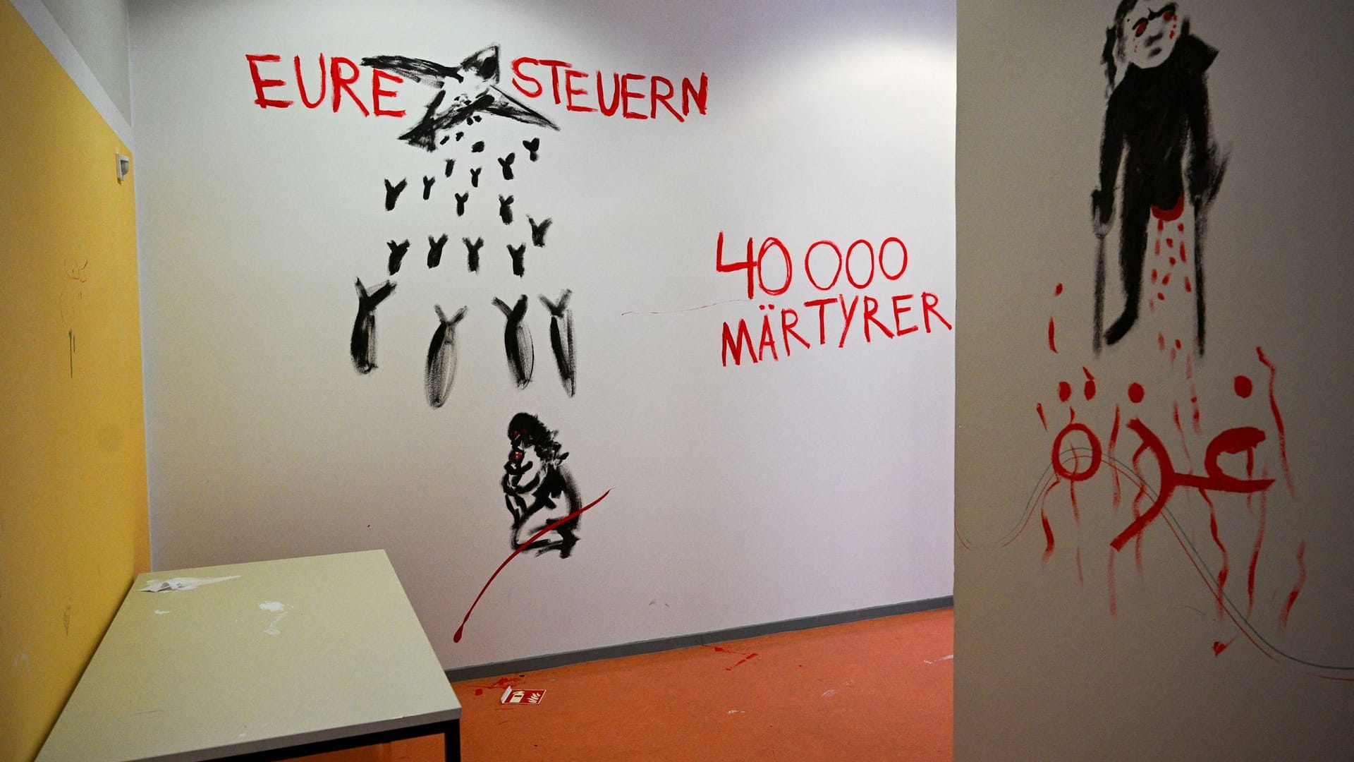 Graffiti in der Humboldt-Uni: Das Institut soll so schnell wie möglich wieder öffnen, heißt es. Graffiti in der Humboldt-Uni: Das Institut soll so schnell wie möglich wieder öffnen, heißt es.