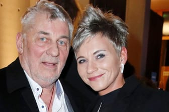 Heinz Hoenig mit seiner Frau Annika: Das Paar ist seit 2019 verheiratet.